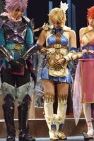 衣装の注目ポイントを語る花影香音（中央）。