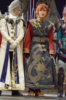 衣装の注目ポイントを語る三浦海里（中央）。