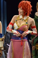 衣装の注目ポイントを語る末永みゆ。