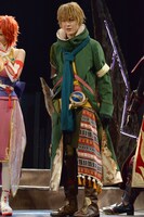 衣装の注目ポイントを語る遊馬晃祐。