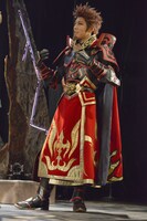 衣装の注目ポイントを語る小笠原健。