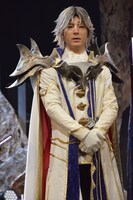 衣装の注目ポイントを語る中村誠治郎。