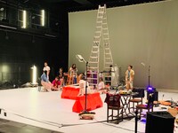 ウティット・ヘーマムーン×岡田利規×塚原悠也「プラータナー：憑依のポートレート」稽古の様子。