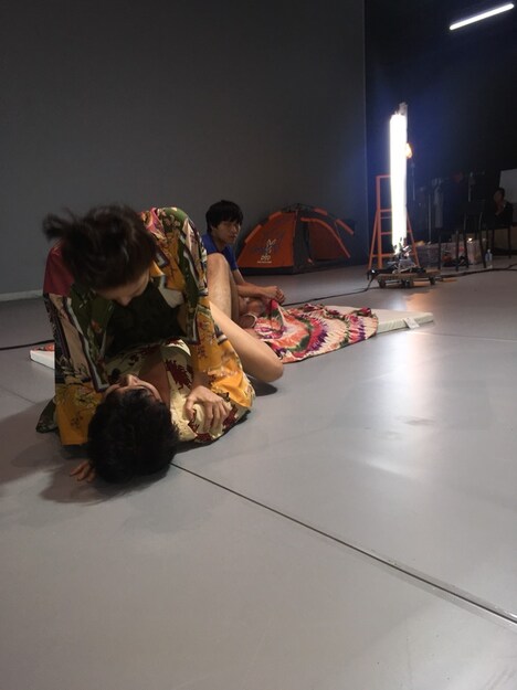 ウティット・ヘーマムーン×岡田利規×塚原悠也「プラータナー：憑依のポートレート」稽古の様子。