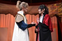 舞台「紅葉鬼」囲み取材より、仲むつまじい姿を見せる菊池修司（左）、陳内将（右）。