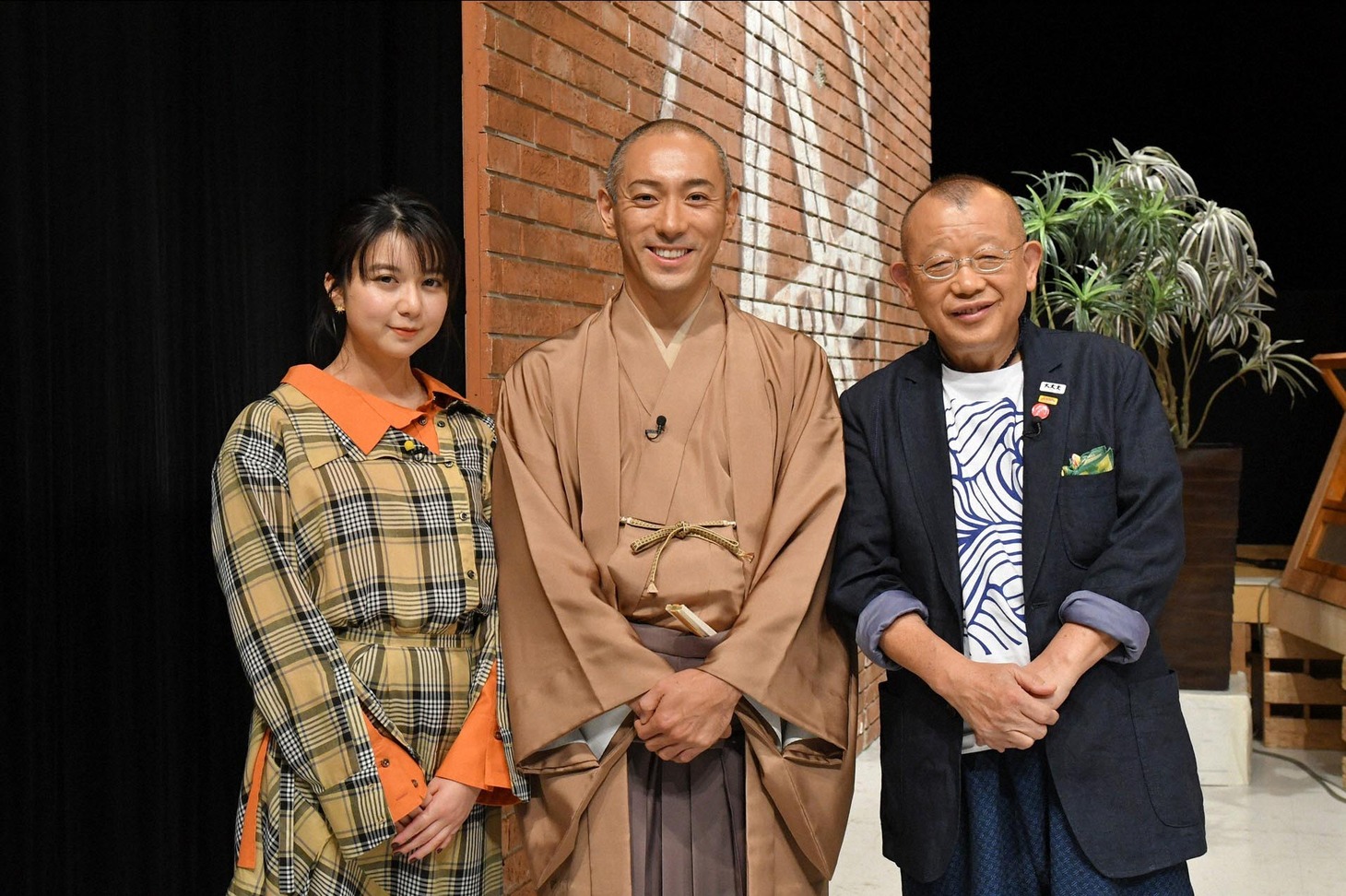 左から上白石萌歌、市川海老蔵、笑福亭鶴瓶。(c)TBS