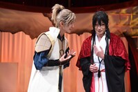 舞台「紅葉鬼」囲み取材より、仲むつまじい姿を見せる菊池修司（左）、陳内将（右）。