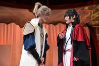 舞台「紅葉鬼」囲み取材より、仲むつまじい姿を見せる菊池修司（左）、陳内将（右）。