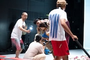 ウティット・ヘーマムーン×岡田利規×塚原悠也「プラータナー:憑依のポートレート」より。(写真:高野ユリカ)