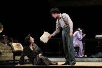 文学座「ガラスの動物園」より。（撮影：宮川舞子）