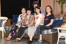 KERA CROSS 第1弾「フローズン・ビーチ」稽古場より。上段は鈴木裕美。下段左から鈴木杏、ブルゾンちえみ、花乃まりあ、シルビア・グラブ。