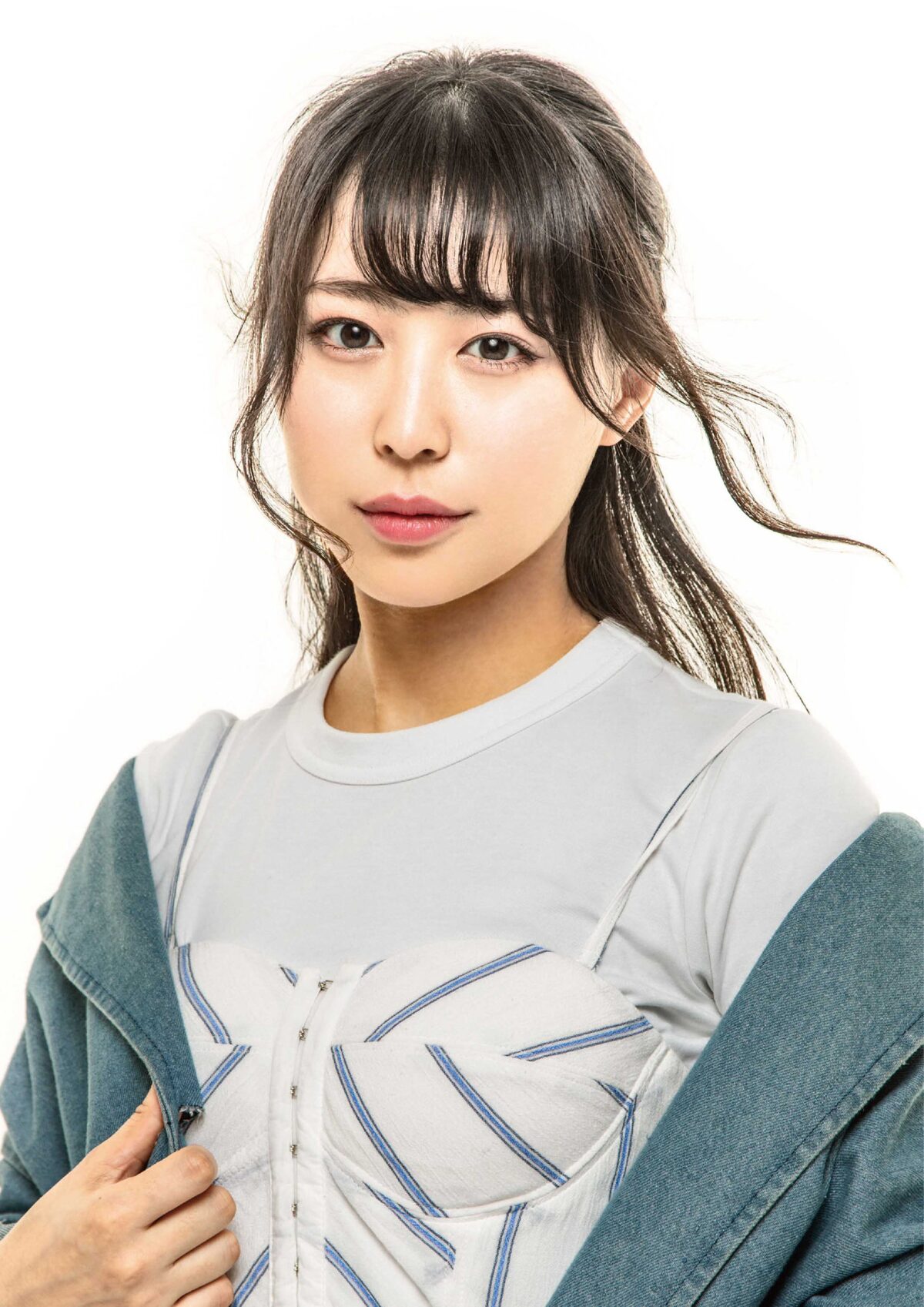 三嶋悠莉 となりの芝の旗揚げ公演 3人の女優が等身大で 同年代のアマイ女子 演じる 画像ギャラリー 4 8 ステージナタリー