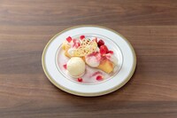 丸福珈琲店の“いちごのティラミスのクレープ包み”。