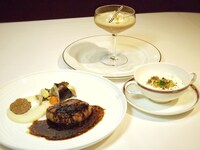 ラ・ブラッスリー シェ松尾の“白鳥と黒鳥のイメージ サマートリュフを使ったショートコース”。