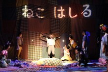 KAKUTA「とびだす童話『ねこはしる』」より。（撮影：伊藤華織）