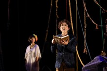 KAKUTA「とびだす童話『ねこはしる』」より。（撮影：伊藤華織）