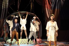 KAKUTA「とびだす童話『ねこはしる』」より。（撮影：伊藤華織）