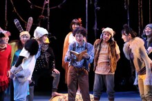 KAKUTA「とびだす童話『ねこはしる』」より。（撮影：伊藤華織）