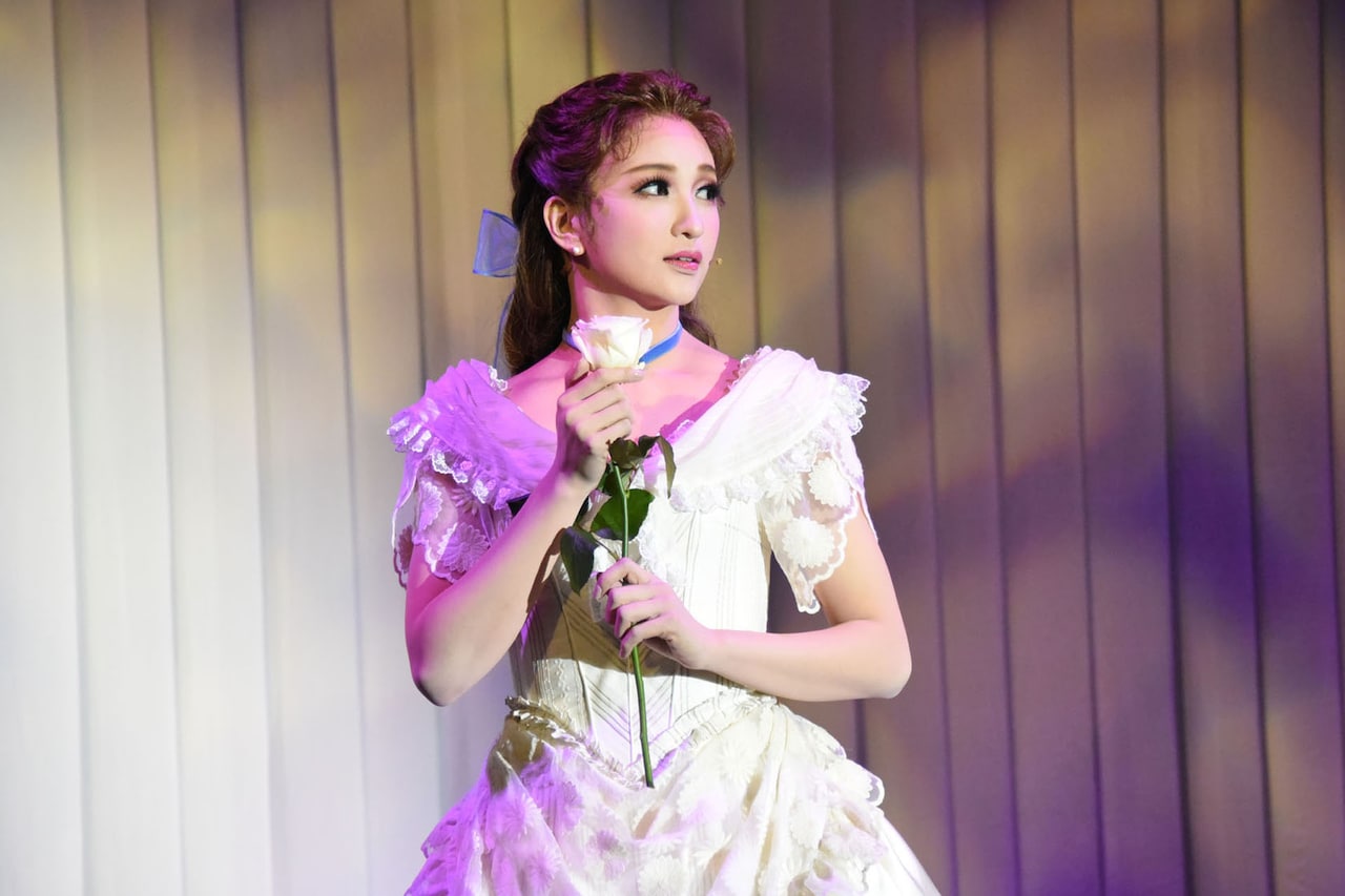 明日海りお退団公演、花組「A Fairy Tale」で魅力的な“青い薔薇
