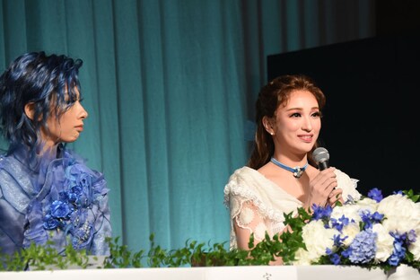 左から明日海りお、華優希。