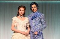 左から華優希、明日海りお。