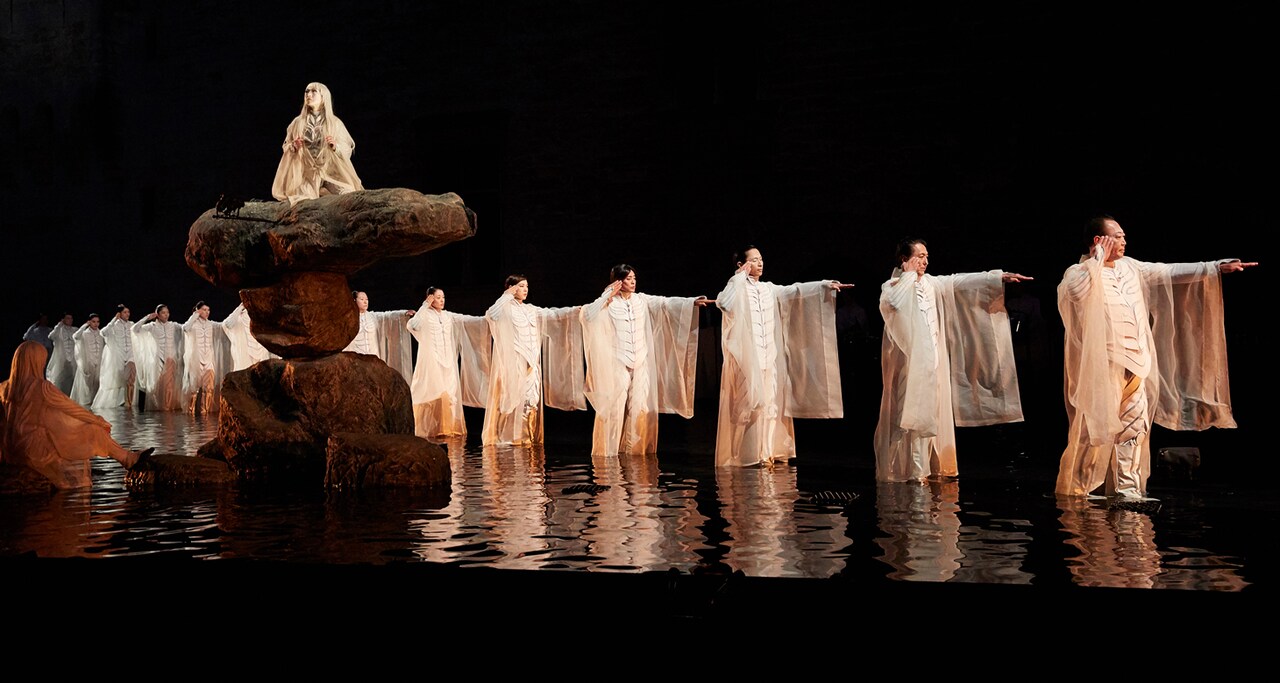 2017年にフランス・アビニョン演劇祭で上演されたSPAC「アンティゴネ」より。（撮影：Christophe Raynaud de Lage）