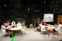 青年団＋韓国芸術総合学校+リモージュ国立演劇センター付属演劇学校「その森の奥」より。（撮影：三浦雨林）