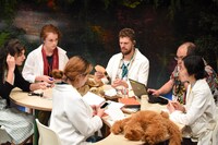 青年団＋韓国芸術総合学校+リモージュ国立演劇センター付属演劇学校「その森の奥」より。（撮影：三浦雨林）