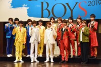 「DREAM BOYS」会見より。前段左から岩崎大昇、神宮寺勇太、岸優太、高橋優斗、鳳蘭、後段左から佐々木大光、菅田琳寧、中村嶺亜、藤井直樹、佐藤龍我、井上瑞稀、橋本涼、猪狩蒼弥、作間龍斗。