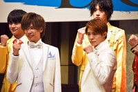 「DREAM BOYS」会見より。前段左から神宮寺勇太、岸優太。