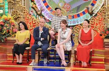 MBS・TBS系「プレバト!!」に挑戦する出演者。下段左から3番目が朝夏まなと。(c)MBS