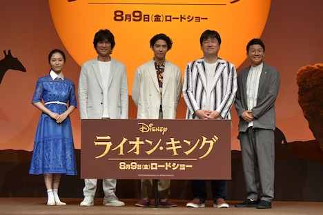 「ライオン・キング」プレミアム吹替版声優発表イベントより。左から門山葉子、江口洋介、賀来賢人、佐藤二朗、亜生(ミキ)。