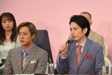 前列左から内博貴、佐藤アツヒロ。