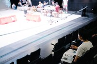 6月26日のゲネプロで行われたグラフィックレコーディングの様子。（撮影：加藤甫）