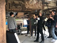 「つるさんかめさん～ニッポン算額探訪～」第1回より。酒井善史（左）。