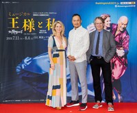 ミュージカル「王様と私」囲み取材より。左からケリー・オハラ、渡辺謙、演出のバートレット・シャー。