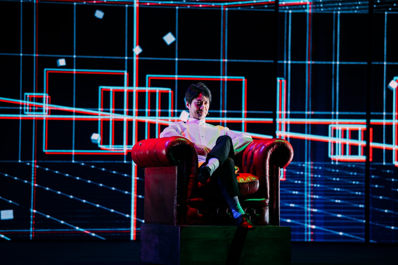 “最新テクノロジーと伝統的身体感”が生み出す新作、野村萬斎「５W１H」幕開け