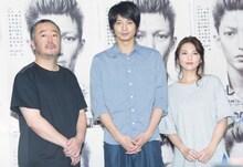 左から赤堀雅秋、向井理、田中麗奈。