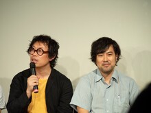 「KYOTO EXPERIMENT 京都国際舞台芸術祭 2019」記者会見の様子。左から岡田利規、金氏徹平。