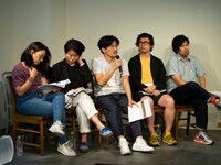 「KYOTO EXPERIMENT 京都国際舞台芸術祭 2019」記者会見の様子。左からブシュラ・ウィーズゲン、サイレン・チョン・ウニョン、久門剛史、岡田利規、金氏徹平。