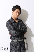 SHUN扮するインスペクター。