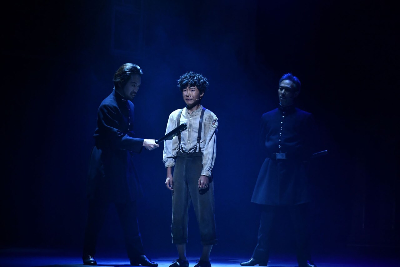 ミュージカル「オリヴァー・ツイスト」より。（撮影：中岡美樹）