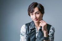 木戸邑弥のビジュアル。