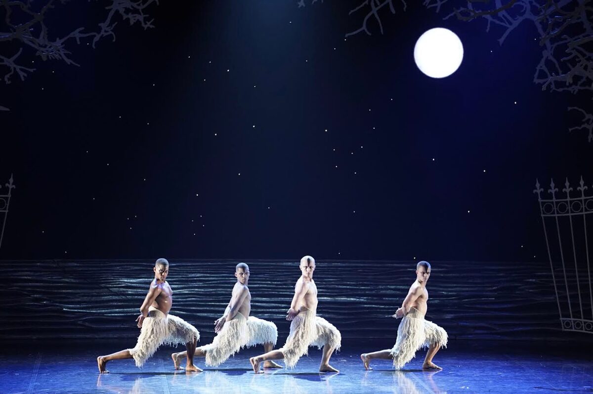 マシュー ボーンの 白鳥の湖 スワン レイク 新演出版が開幕 公演レポート ステージナタリー