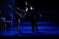 「マシュー・ボーンの『白鳥の湖～スワン・レイク～』」より。（撮影：瀬戸秀美）