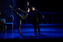 「マシュー・ボーンの『白鳥の湖～スワン・レイク～』」より。（撮影：瀬戸秀美）