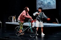 世田谷パブリックシアター「チック」より。（撮影：細野晋司）