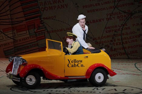 佐渡裕芸術監督プロデュースオペラ2019「ミュージカル『オン・ザ・タウン』」より。（提供：兵庫県立芸術文化センター、撮影：飯島隆）