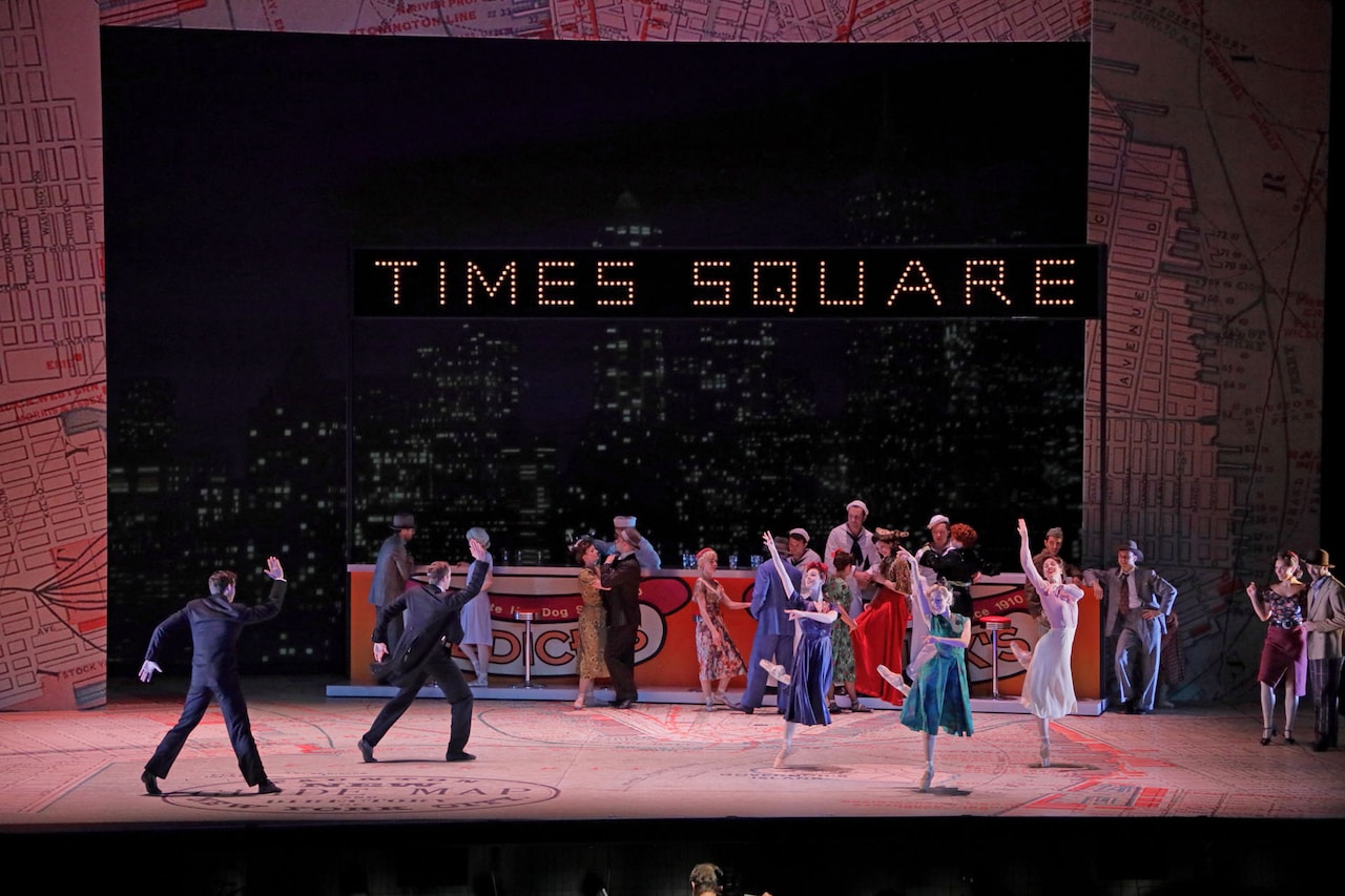 佐渡裕芸術監督プロデュースオペラ2019「ミュージカル『オン・ザ・タウン』」より。（提供：兵庫県立芸術文化センター、撮影：飯島隆）