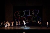 佐渡裕芸術監督プロデュースオペラ2019「ミュージカル『オン・ザ・タウン』」より。（提供：兵庫県立芸術文化センター、撮影：飯島隆）